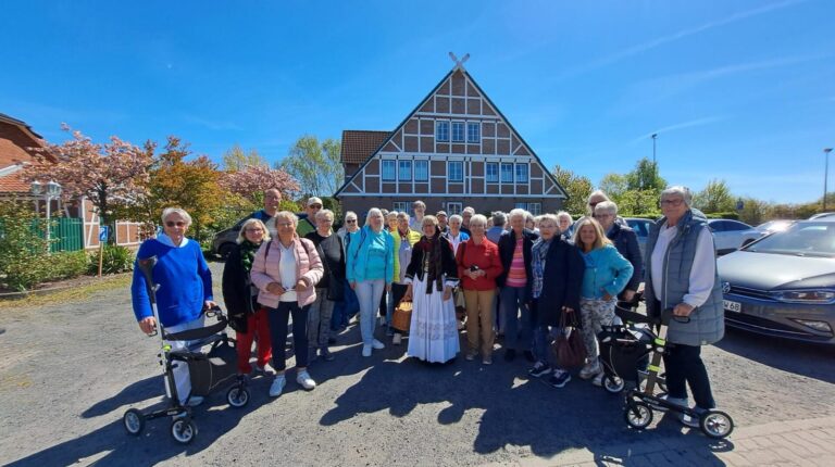 Traumhaftes Wetter beim Besuch des SoVD Itzehoe im Alten Land