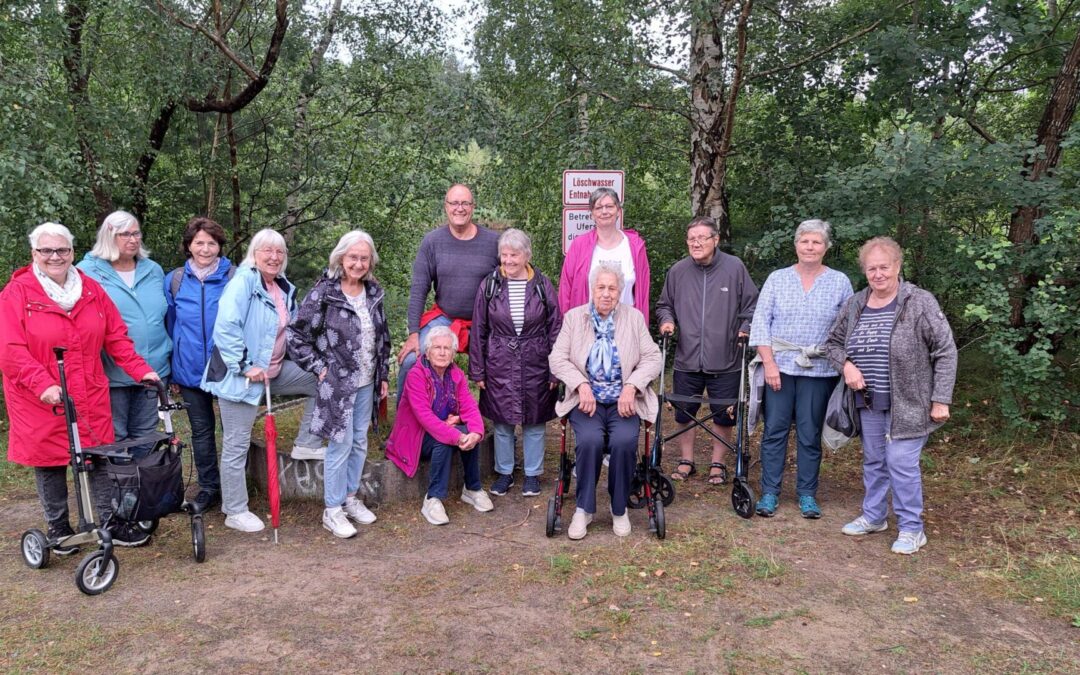 „Spazierschnack“ des SoVD Itzehoe picknickt in der Nordoer Heide