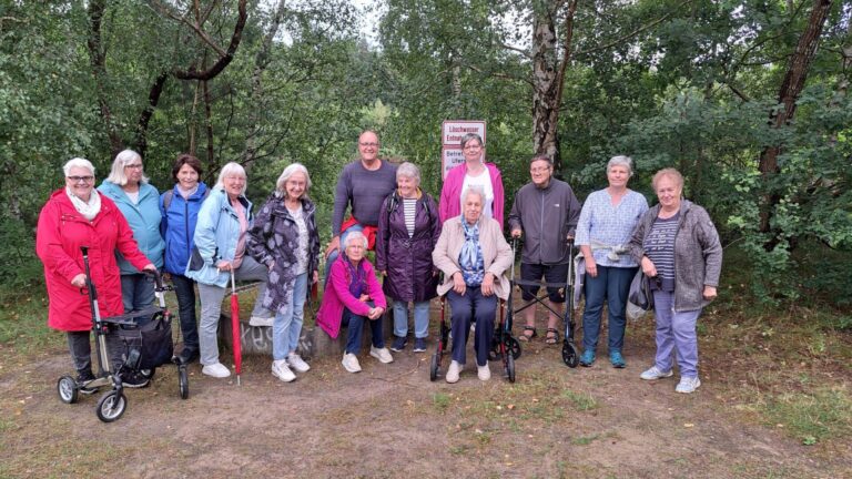 „Spazierschnack“ des SoVD Itzehoe picknickt in der Nordoer Heide