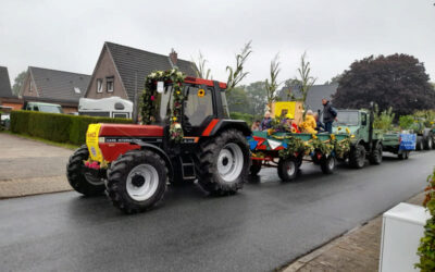 Ernteumzug mit bunt geschmückten Wagen