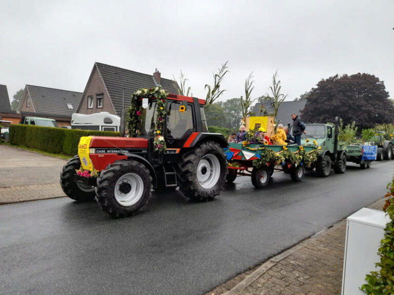 Ernteumzug mit bunt geschmückten Wagen