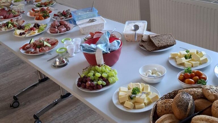 Gemeinsames Frühstück im alten Rathaus
